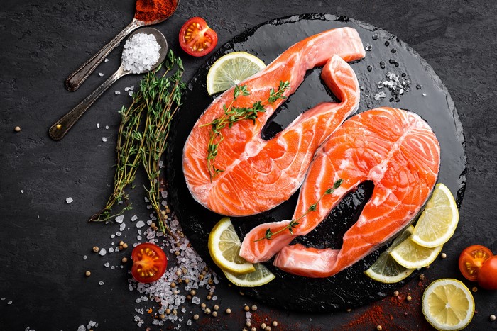Salmon steaks with lemons, tomatoes, salt, and spices