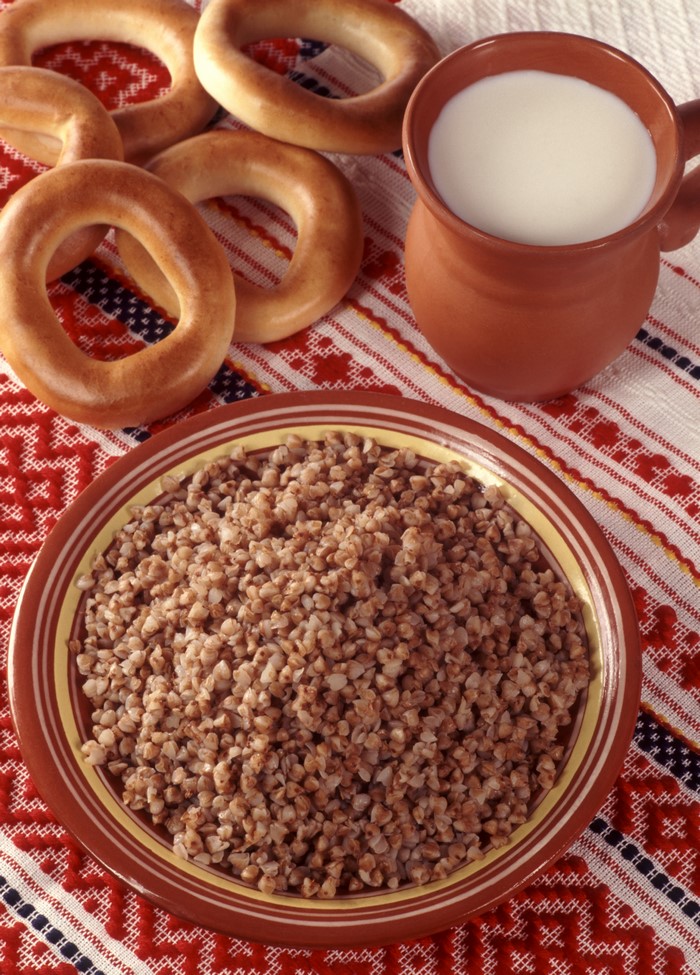 Buckwheat porridge with milk and bagels
