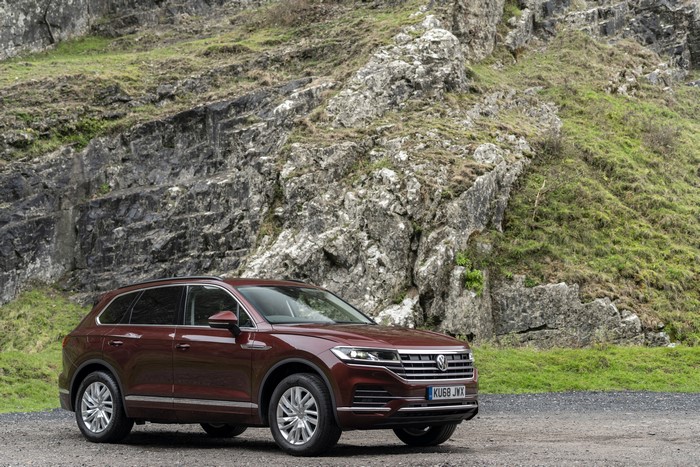 2018-19 Volkswagen Touareg V6 TDI in wine color