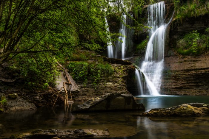 4K Spain Waterfalls on Crag