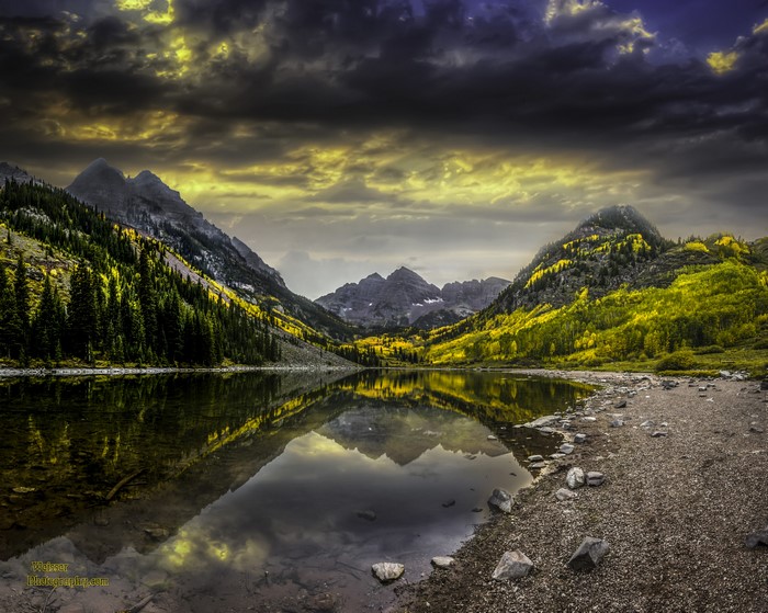 Maroon Bells Mountains and Lake in Autumn, Colorado