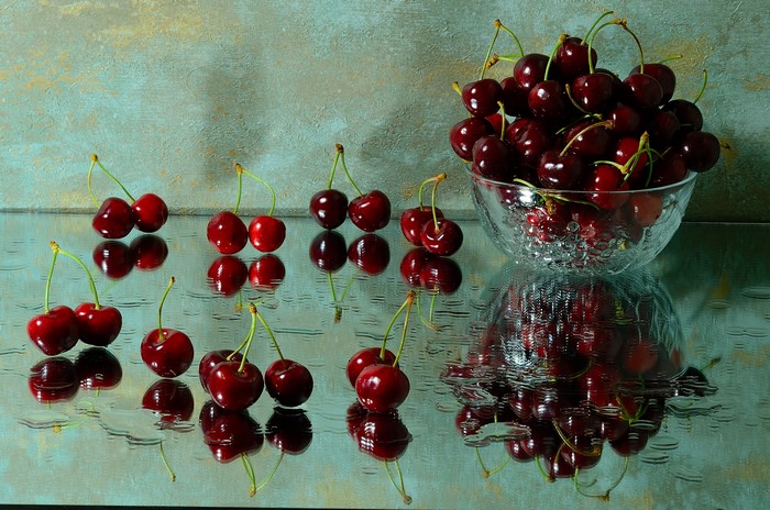 Cherries in a glass bowl with reflections