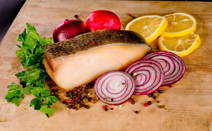 Fish fillet with red onion, lemon, and spices
