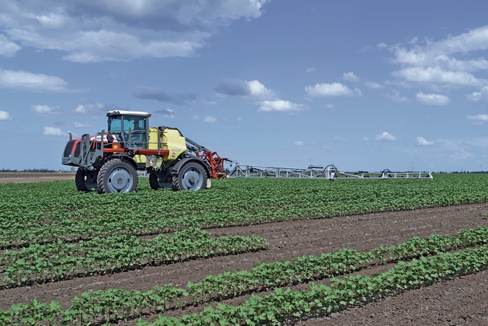 Hardi Presidio 2700 sprayer in a field