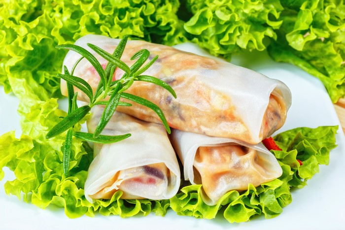 Three spring rolls with rosemary and lettuce