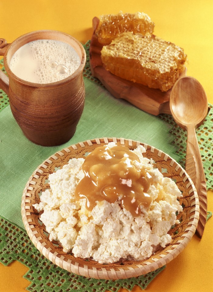 Cottage cheese with honey and milk