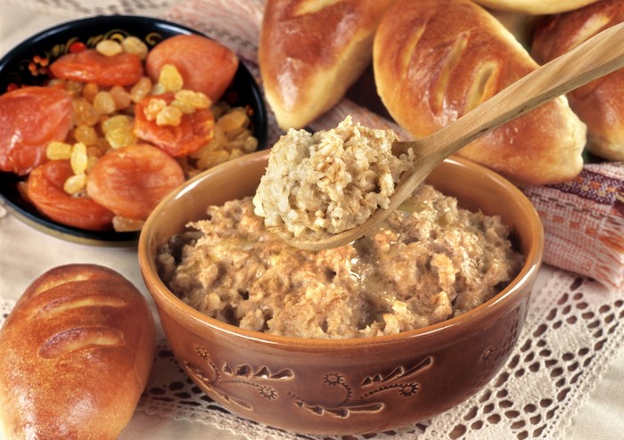 Oatmeal porridge with dried fruits and bread