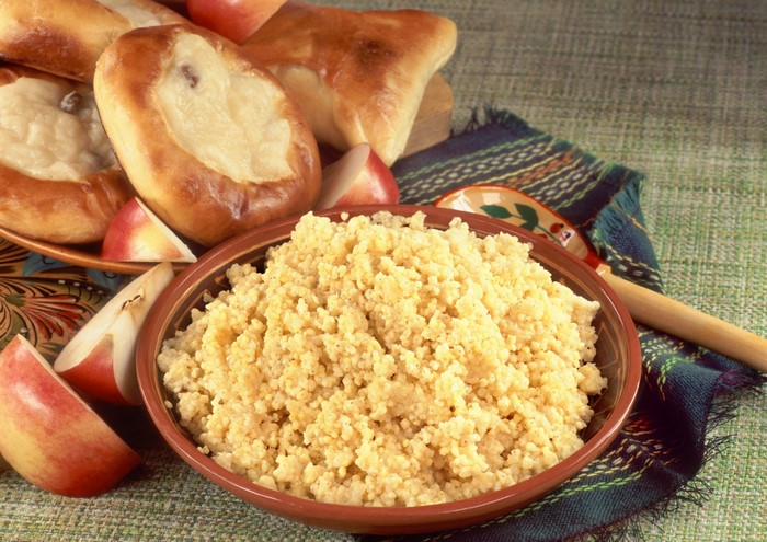 Millet porridge with baked goods and apples