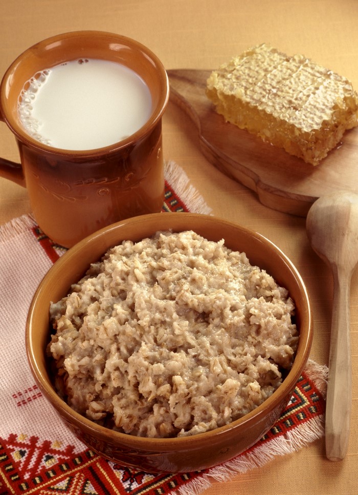 Oatmeal with milk and honeycomb