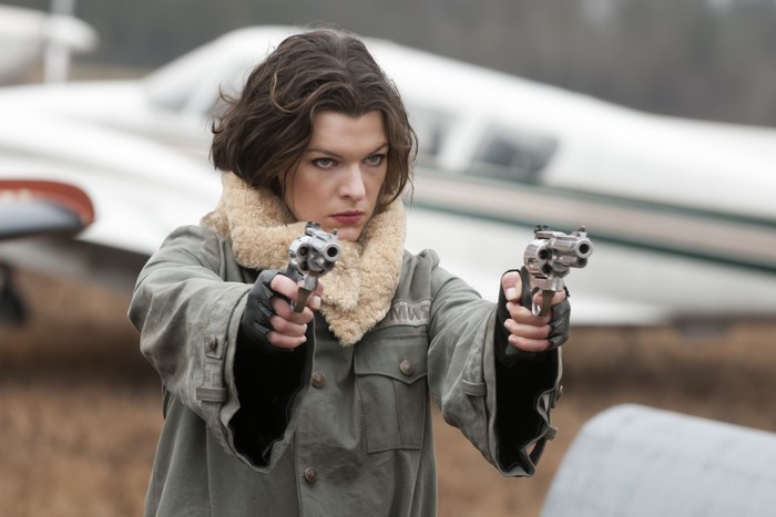Alice from Resident Evil 4: Afterlife holding two pistols