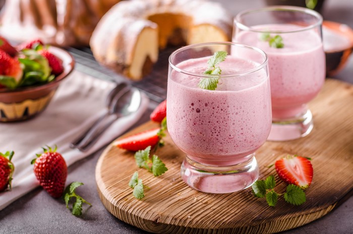 Strawberry smoothie with bundt cake and strawberries