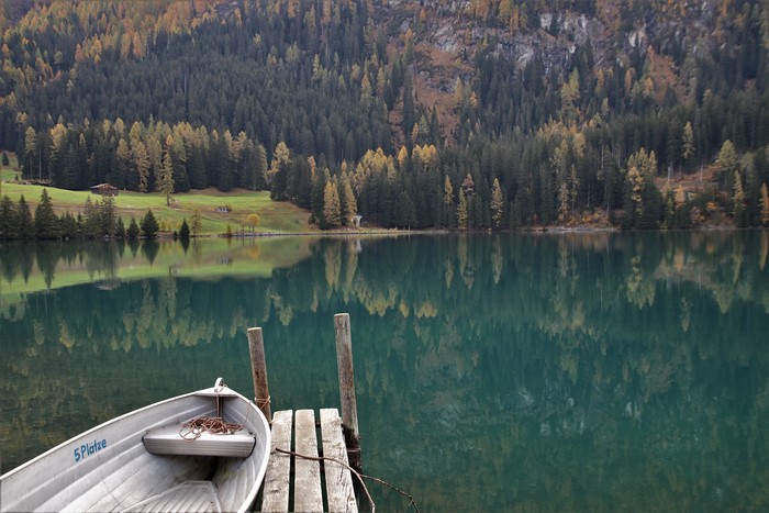 4K Autumn Lake Davos Switzerland Boats Forests
