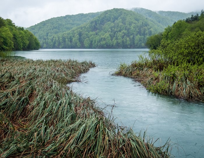 Lake and mountains in Plitvice Park, Croatia