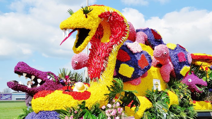 Flower float with snake, turtles, and crocodile in Lisse