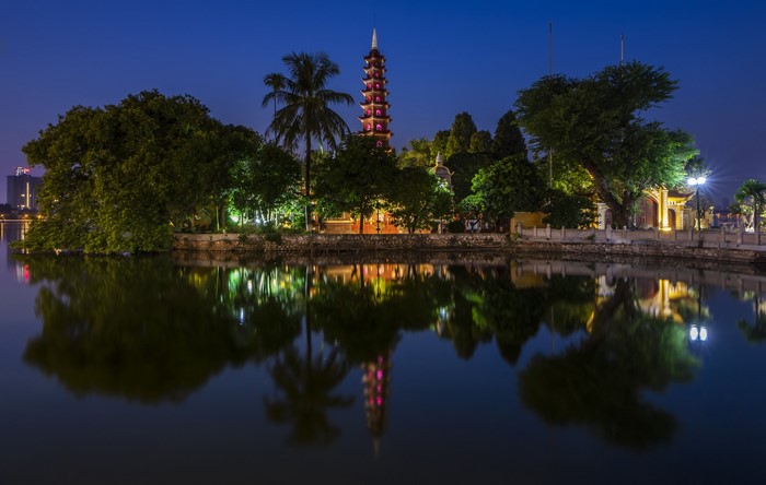Tran Quoc Pagoda reflected in water at night