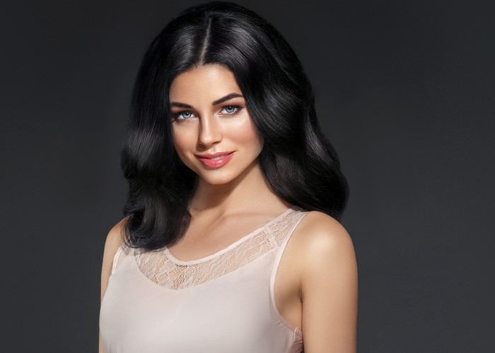 Brunette woman with blue eyes and wavy hair