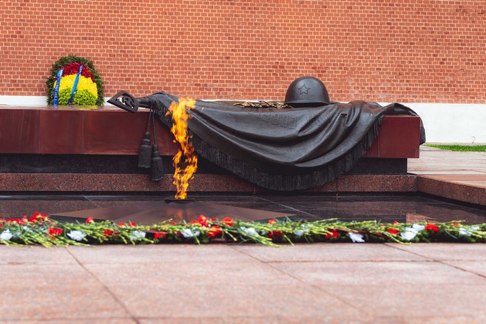 Eternal flame and wreath at the Tomb of the Unknown Soldier, Moscow