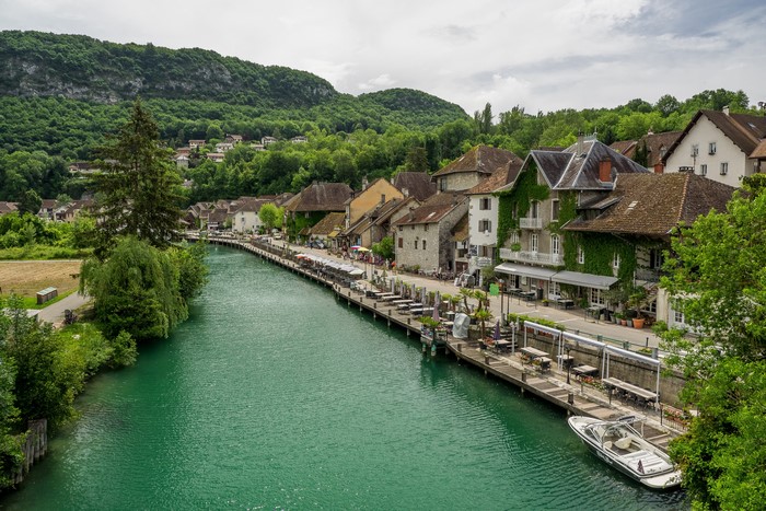 Chanaz, France: Riverfront town with houses and boats