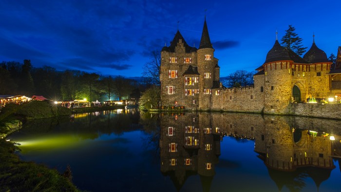 Burg Satzvey Mechernich Castle at night with pond