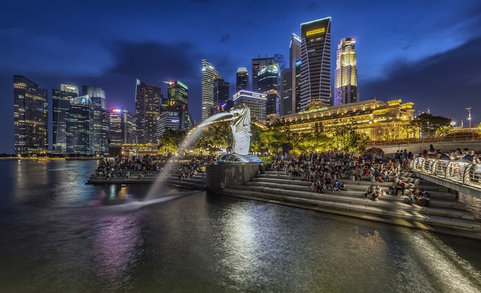 4K Merlion Park Singapore Evening Fountains Sculptures Stairs