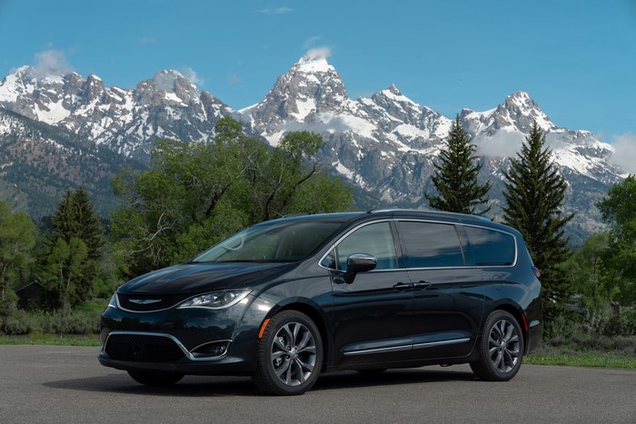 Dark blue Chrysler Pacifica minivan in front of mountains