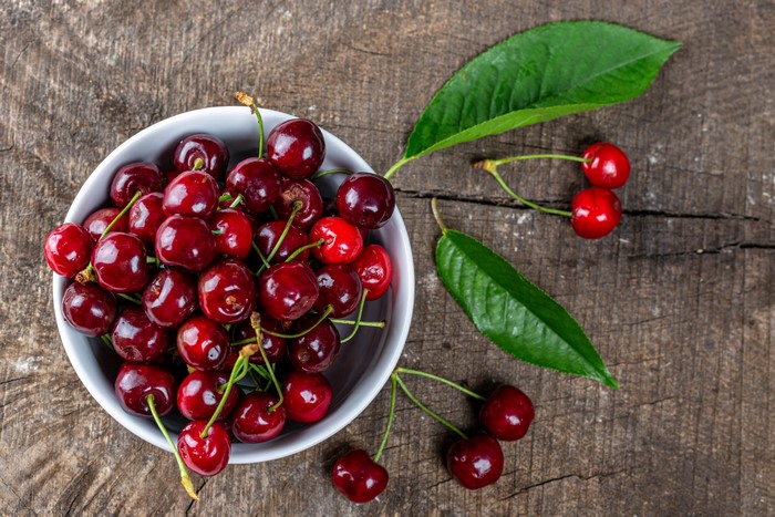 Cherries in a bowl with leaves