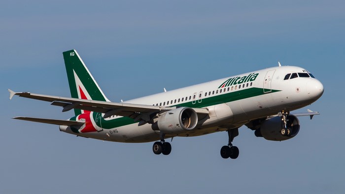 Alitalia Airbus A320-214 landing