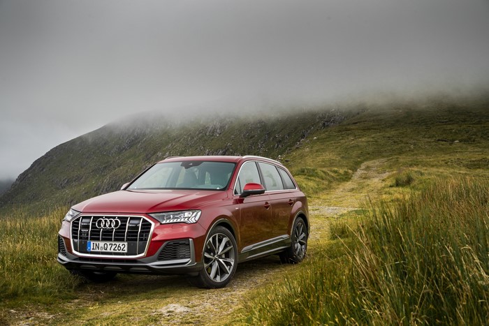 Red Audi Q7 55 TFSI quattro S line