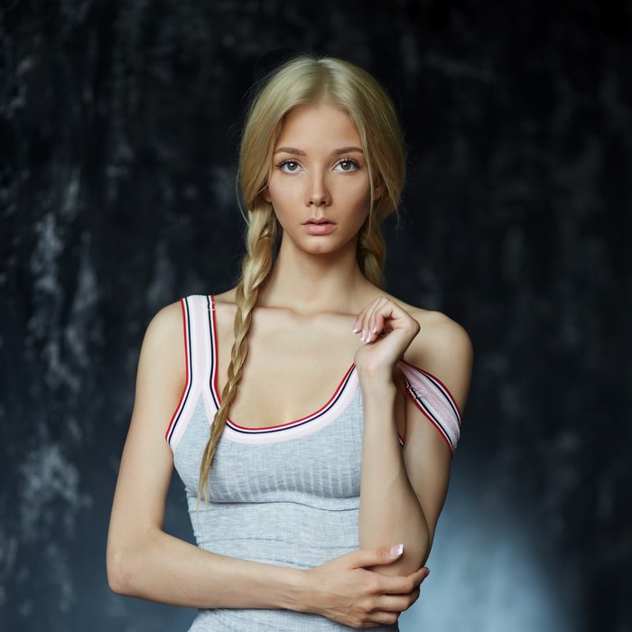 Katerina Shiryaeva with blonde braid hair wearing a singlet