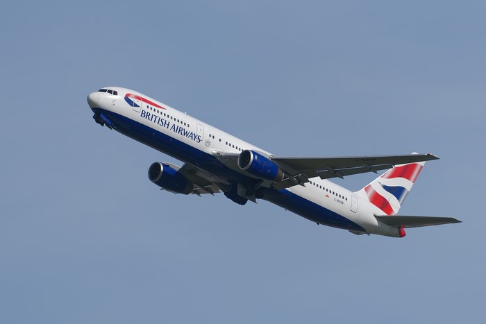 British Airways Boeing 777-236/ER taking off