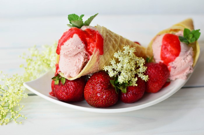Strawberry ice cream cones with strawberries and mint
