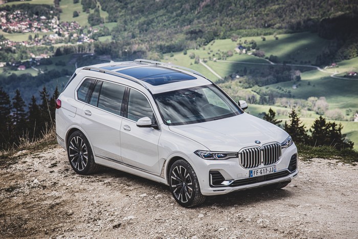 White BMW X7 xDrive30d Design Pure Excellence Worldwide