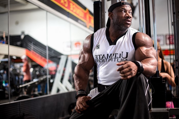 Bodybuilder Dexter Jackson wearing Ultimate Nutrition singlet