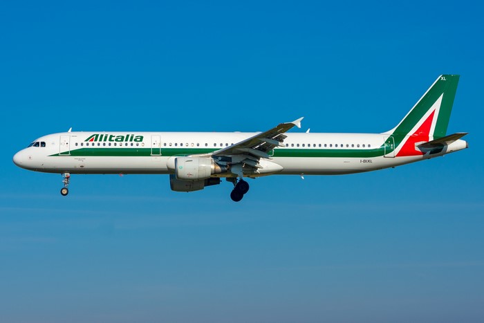 Alitalia Airbus A321-100 landing