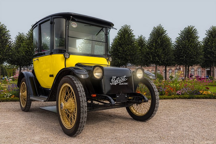1907 Detroit Electric car in a garden