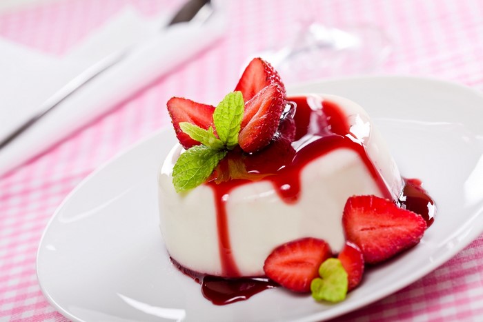 Panna cotta with strawberries and mint