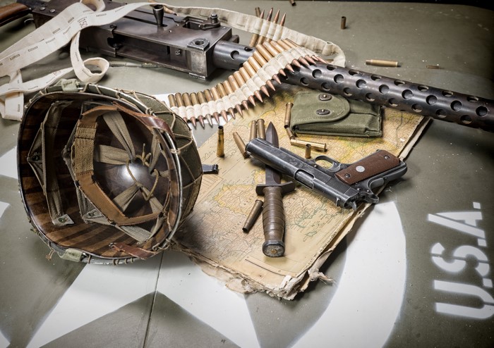 4K American Military Weapons and Helmet