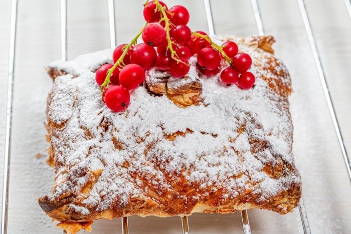 Pastry with powdered sugar and currants