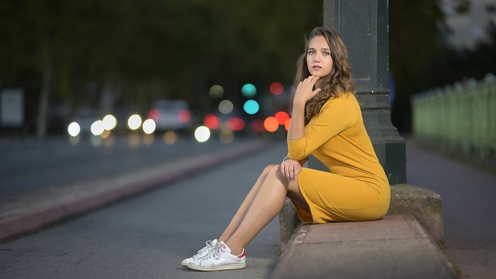 4k Evening Sitting Legs Dress Bokeh Pose Brown Haired Hd Wallpaper Rare Gallery 8823