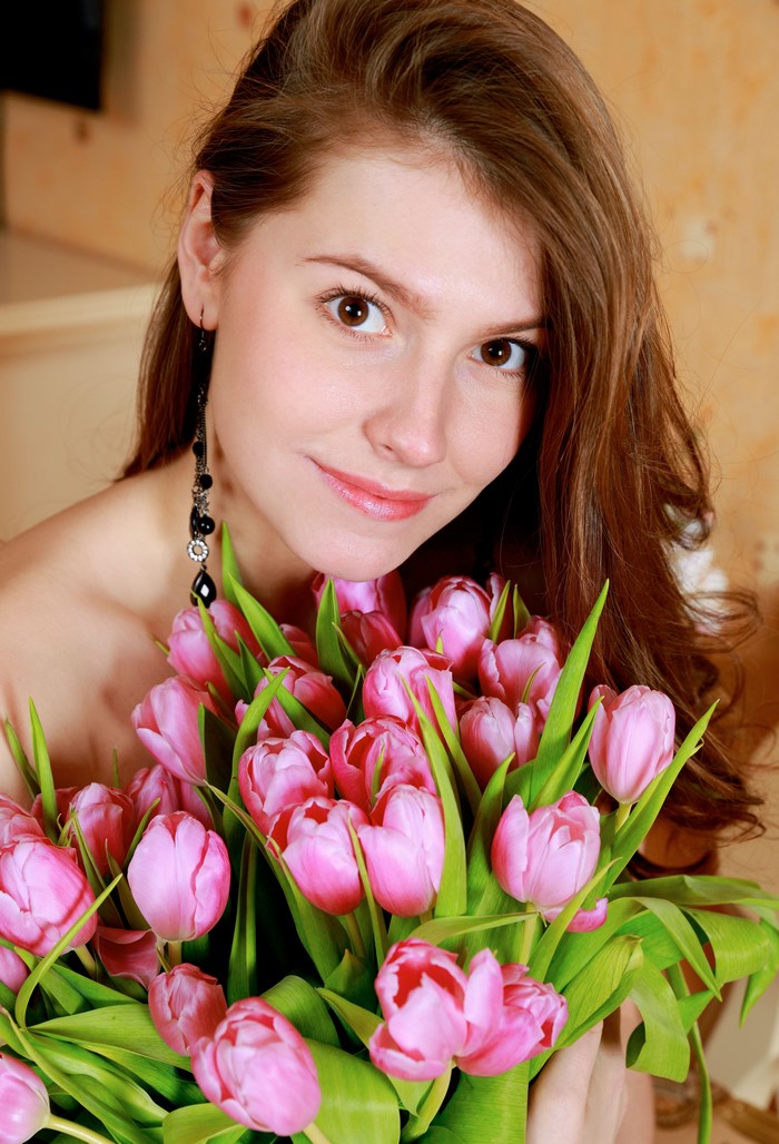 Brown haired woman with pink tulips