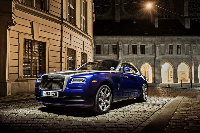 4K Rolls-Royce Wraith Coupe on Cobblestone Street