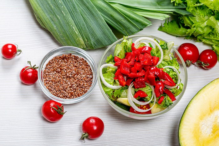 Salad with Flax Seeds, Tomatoes, and Leeks