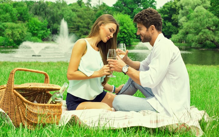 Couple having a picnic by a fountain