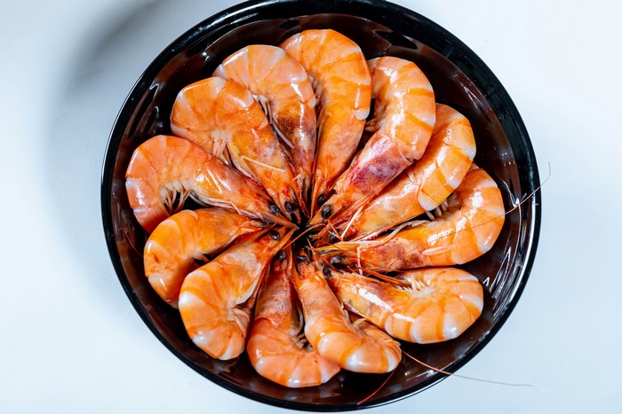 Shrimp on a black plate