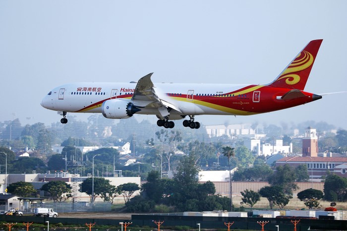 Hainan Airlines Boeing 787 Dreamliner landing
