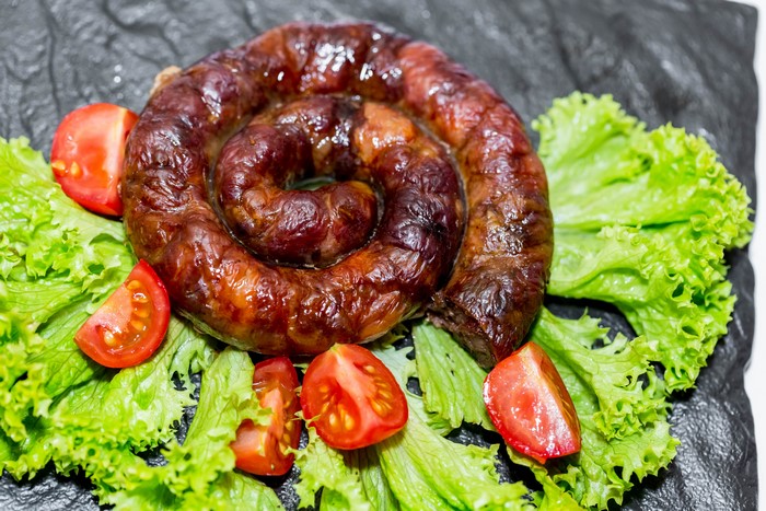 Spiral Sausage with Tomatoes and Lettuce
