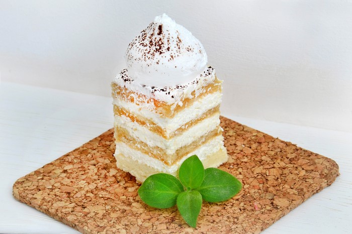 Layered cake with cream and cocoa powder