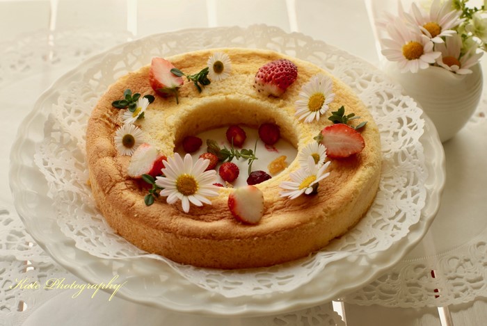 Angel food cake with strawberries and daisies