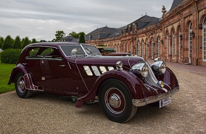 4K Retro Wine Color Metallic Car