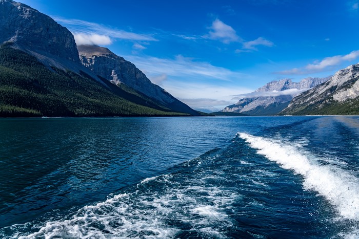 4K Lake Minnewanka Mountains and Waves
